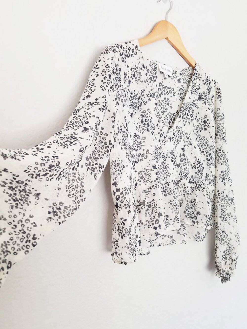 Park & Fifth The Leopard Print Blouse Top S Flowy Cheetah Ivory Black Romantic